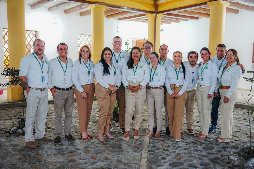 Imágenes de encuentros institucionales del Hospital Susana López de Valencia E.S.E., que reflejan liderazgo, trabajo en equipo y comunicación cercana entre la gerencia y los colaboradores.
