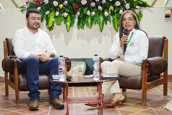 Imágenes de encuentros institucionales del Hospital Susana López de Valencia E.S.E., que reflejan liderazgo, trabajo en equipo y comunicación cercana entre la gerencia y los colaboradores.