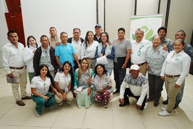 Imágenes de encuentros institucionales del Hospital Susana López de Valencia E.S.E., que reflejan liderazgo, trabajo en equipo y comunicación cercana entre la gerencia y los colaboradores.