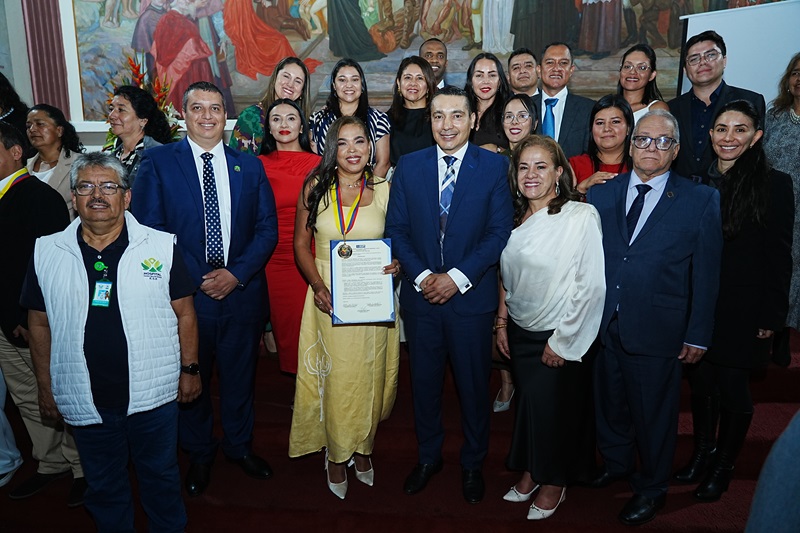 Gobernador del Cauca, junto con la Gerente del Hospital Susana López de Valencia y equipo de trabajo.